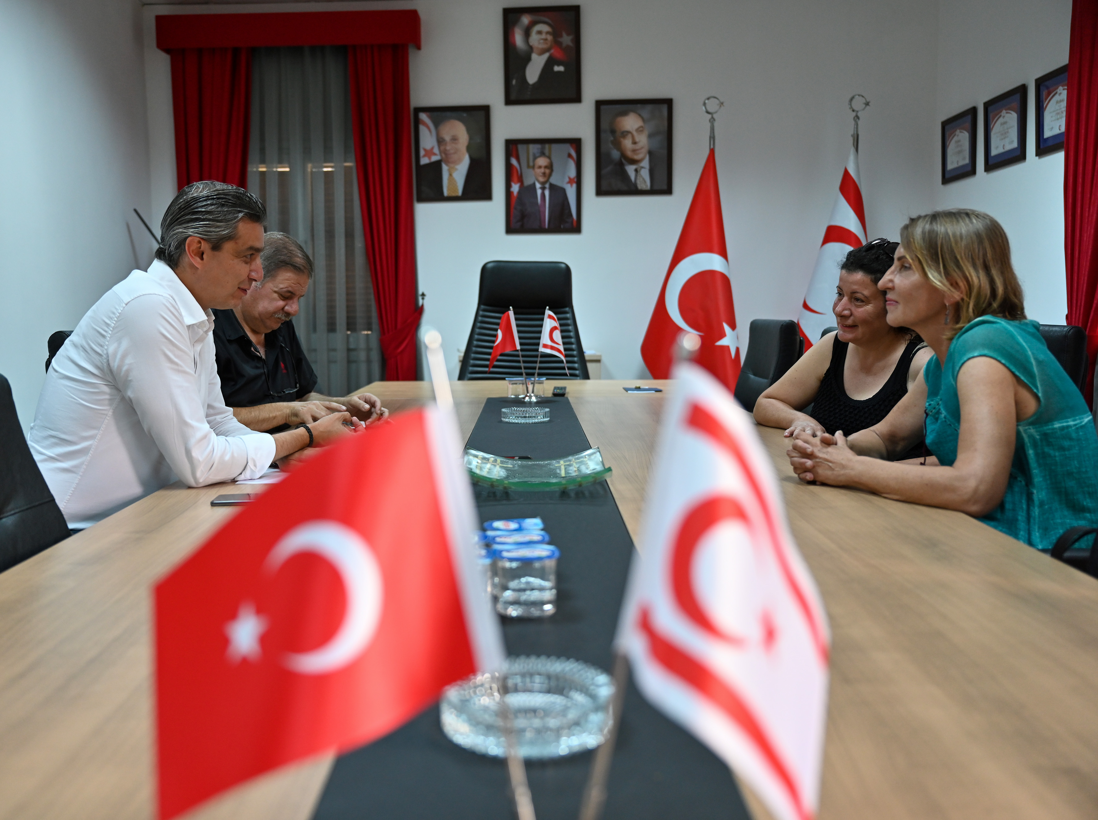 DP Milletvekili adayı Serhan Aktunç, Sessiz Kullar derneği yetkilileriyle görüştü (1)