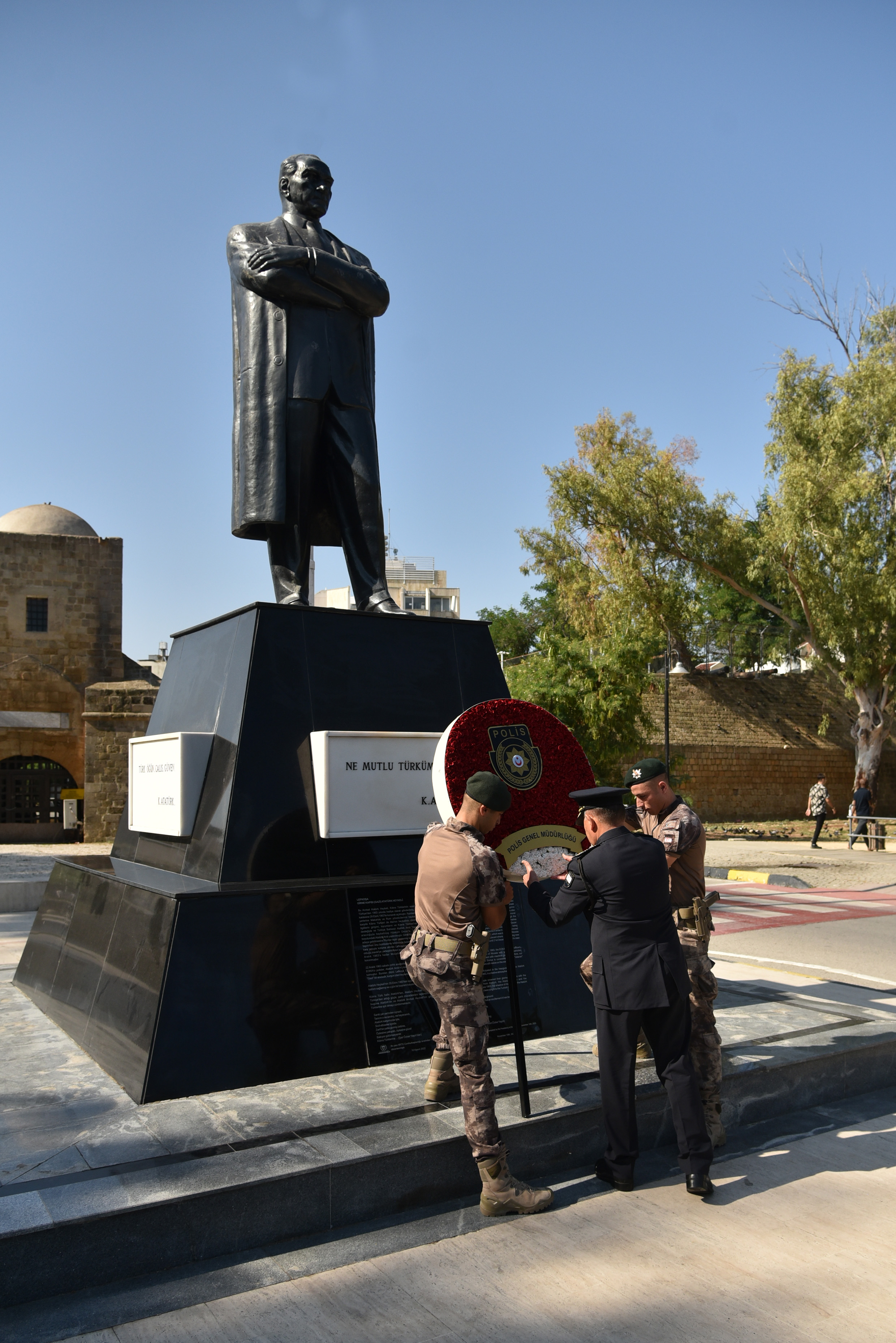 polis-gunu-nedeniyle-ataturk-anitina-celenk-konuldu-1-so