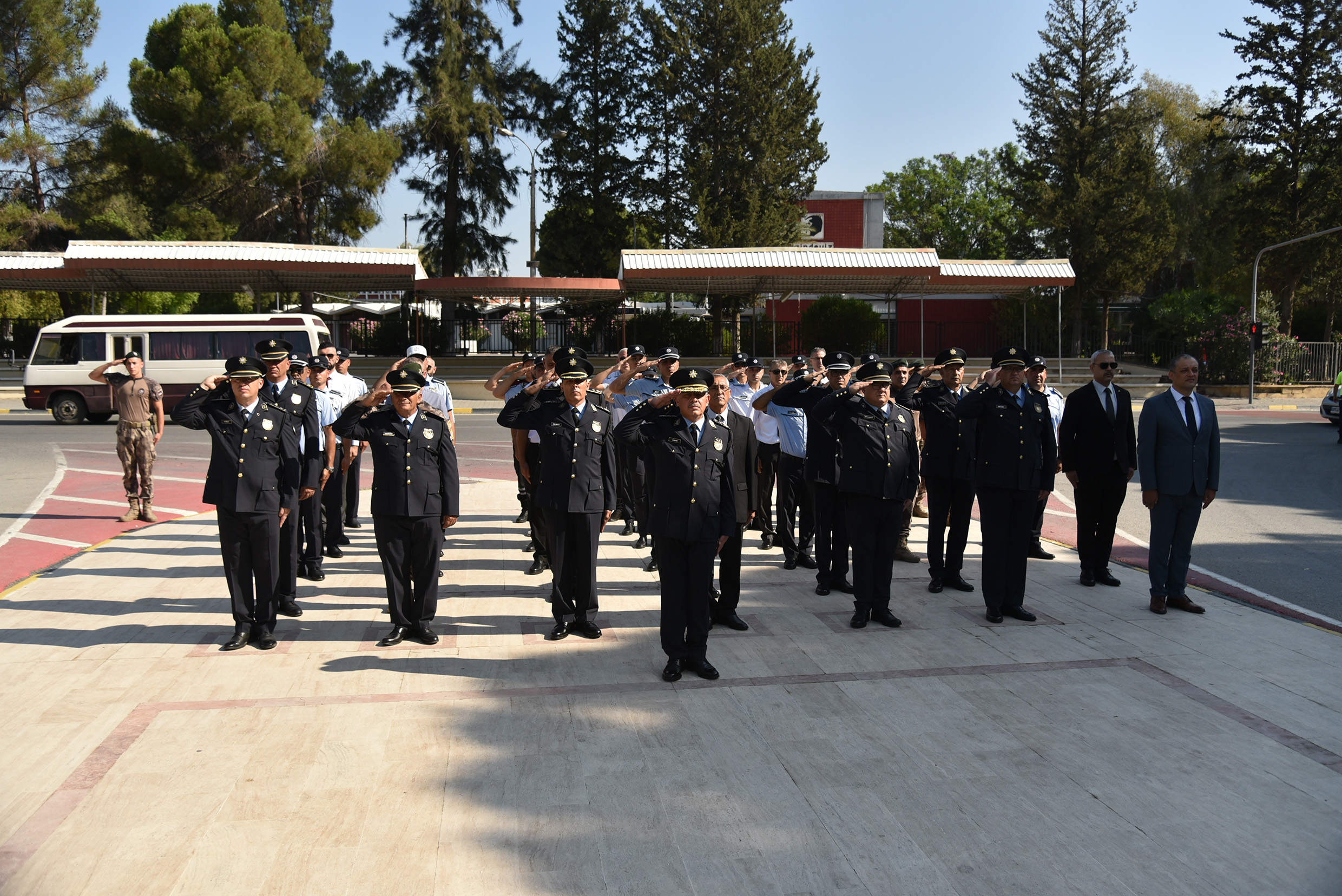 polis-gunu-nedeniyle-ataturk-anitina-celenk-konuldu-2-so