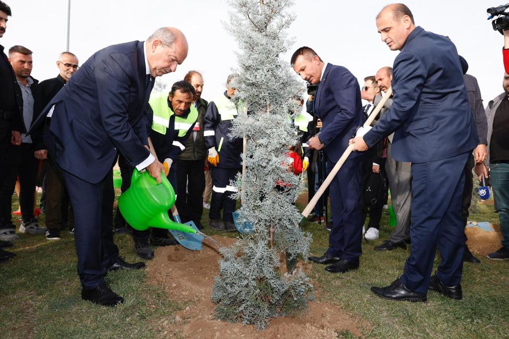 depremde-olen-kibrislilar-icin-ankarada-fidan-dikildi--12-