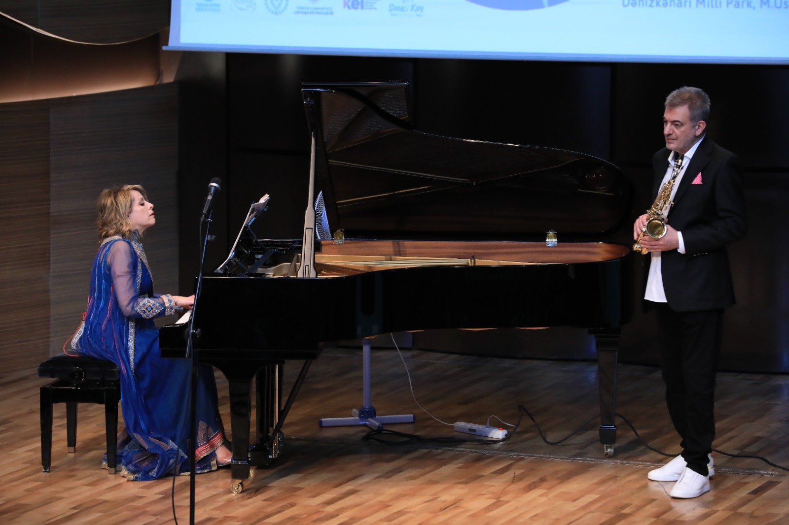 aa-20231123-33002415-33002406-ruya-taner-ve-kursat-basar-bakude-konser-verdi