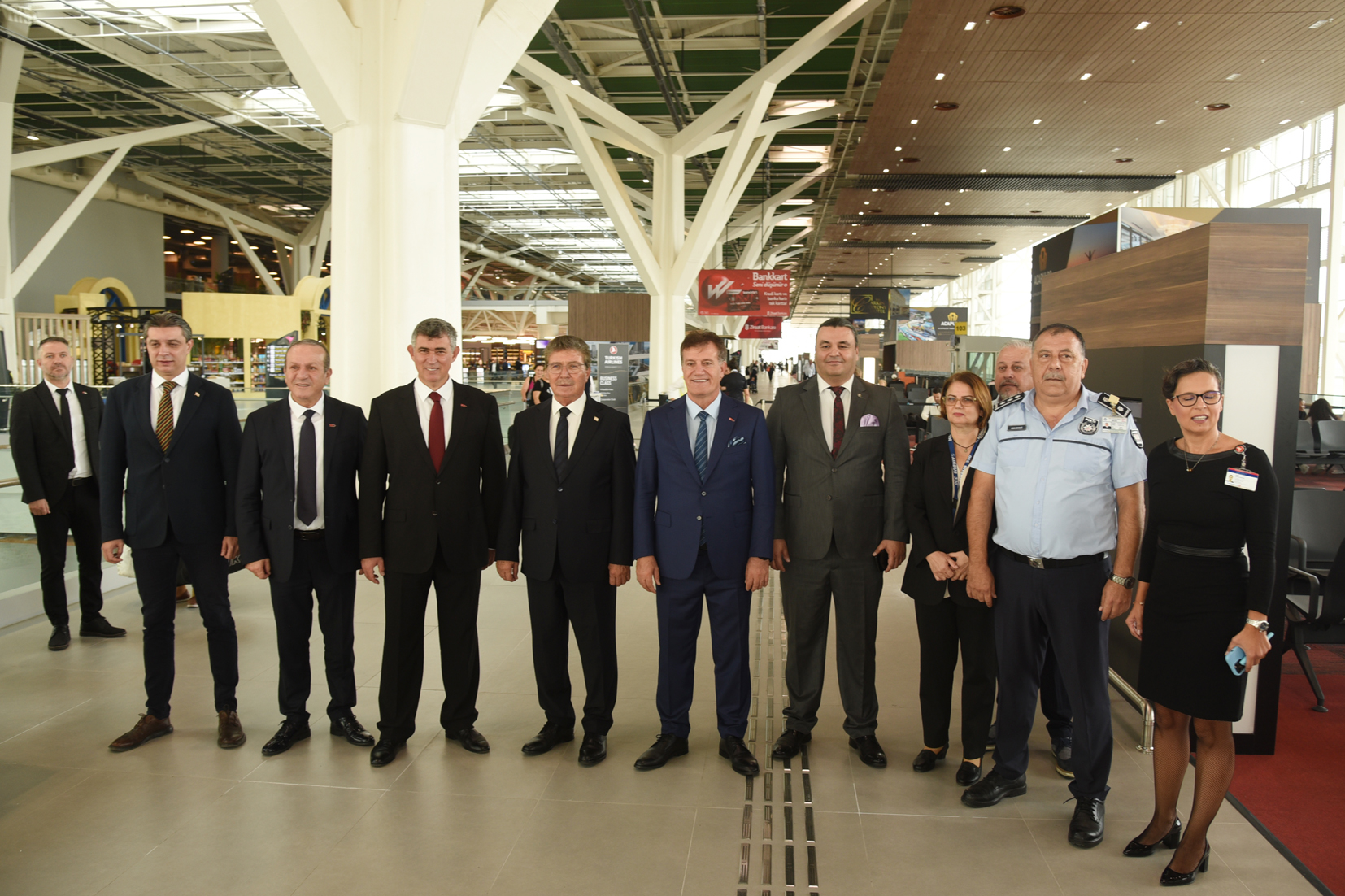 ercan-buyuk-ucak-protokol-karsilama-toreni-1-ero--2-