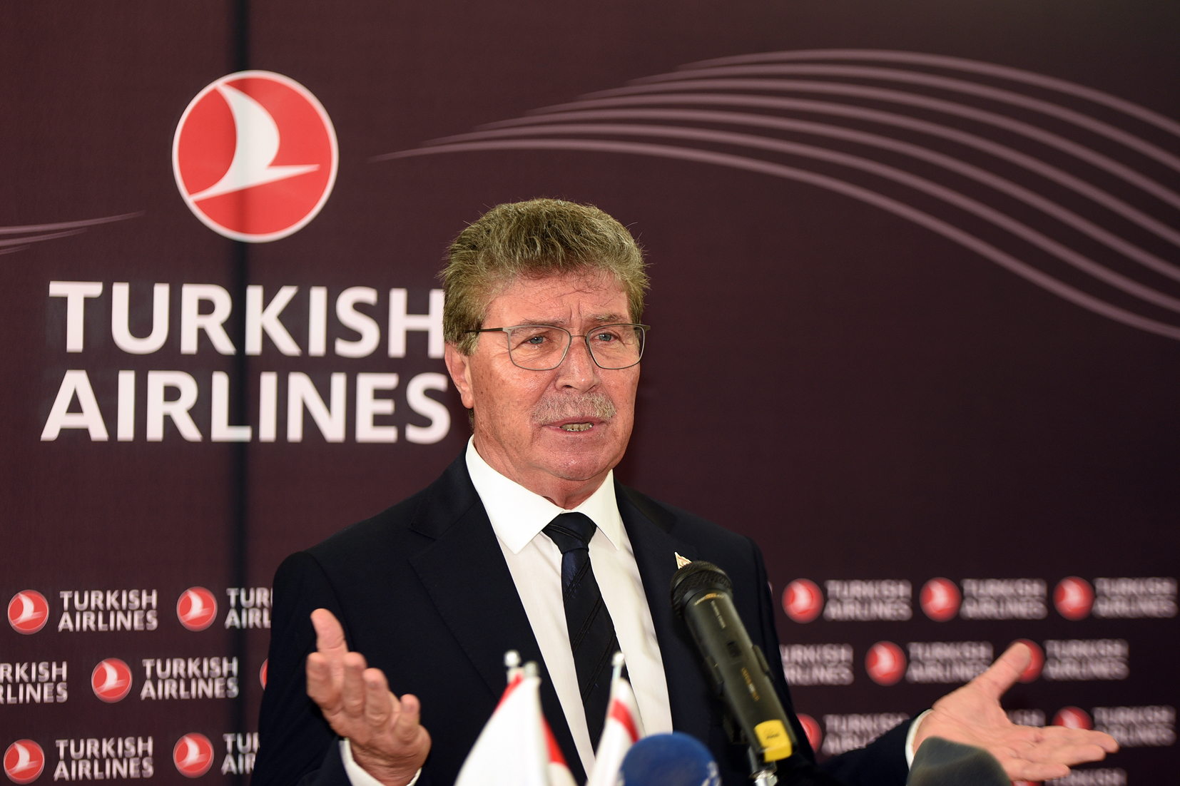 ercan-buyuk-ucak-protokol-karsilama-toreni-1-ero--9-