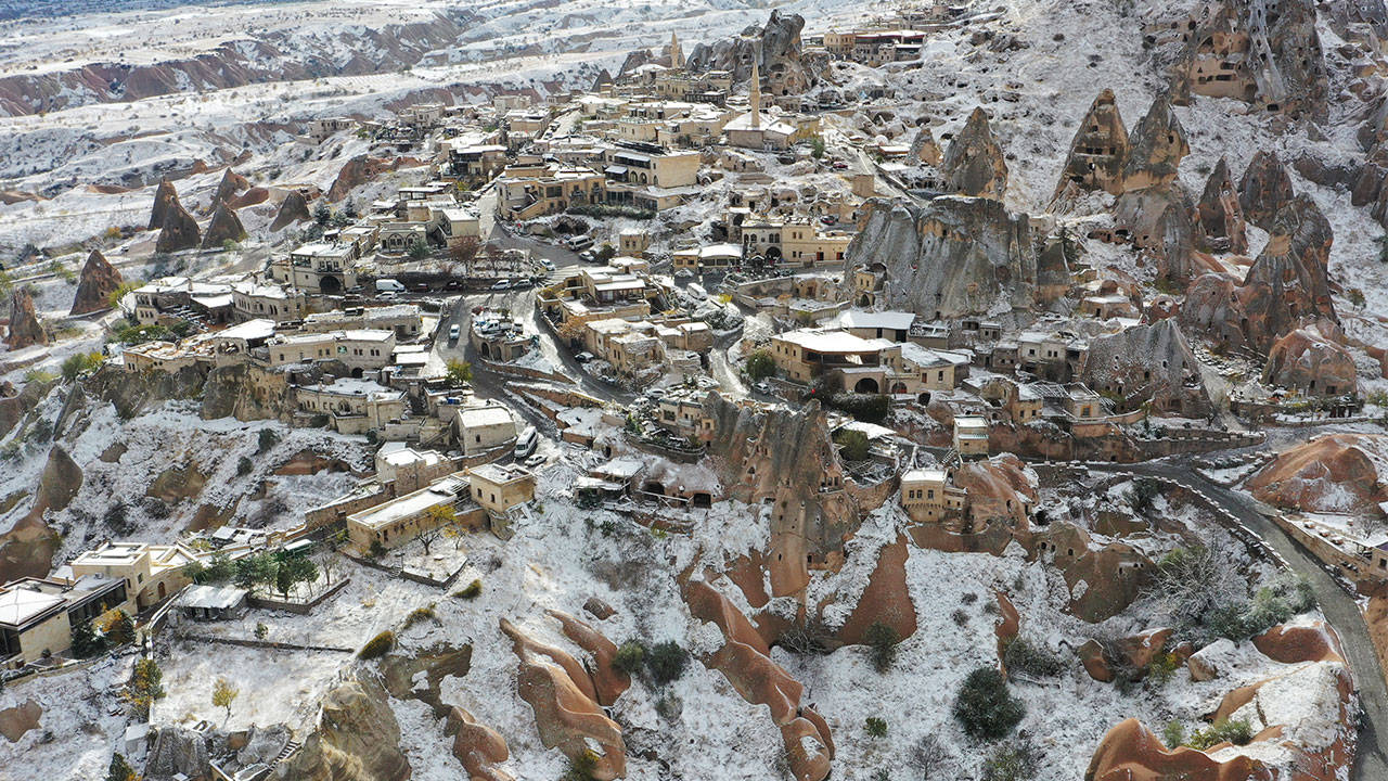 nevsehir-de-kar-yagisi-etkili-oldu-peribacalari-beyaza-burundu