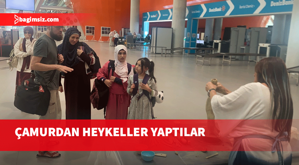 Ercan’da yolcular sanatçı Cankat ile çamurdan heykeller yaptı