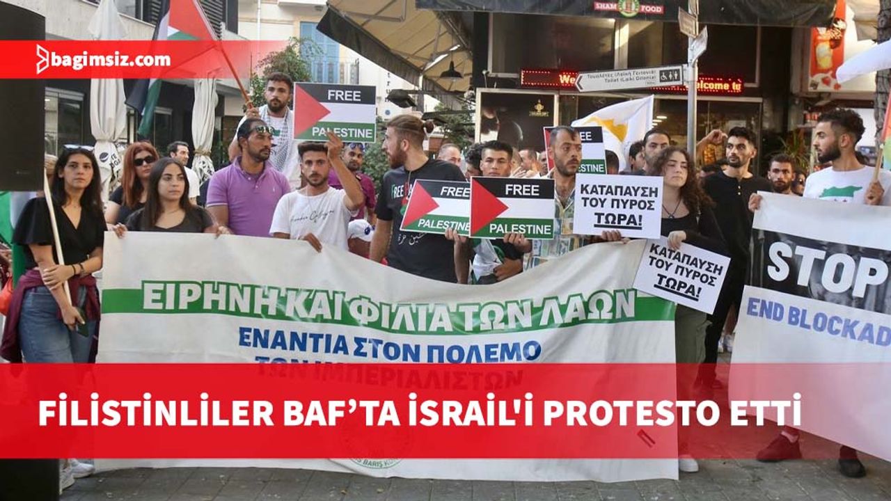 Protestocular, Filistin bayrakları taşıyarak, camiden Aşağı Baf sahiline kadar yürüyüş yaptı