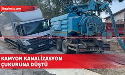 Kamyonet kanalizasyon çukuruna düşerek, yan yattı