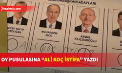 Fenerbahçe taraftarı oy pusulasının üzerine “Ali Koç istifa” yazdı