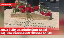 Gazeteci-yazar Kutlu Adalı’nın kabrine karanfiller bırakıldı