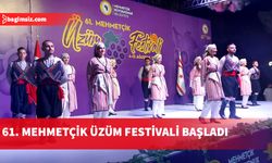 Mehmetçik Festival Alanı'nda yer alan açılış töreninde ilk olarak halk dansları ekipleri gösteri sundu