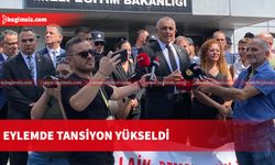 Eylemciler, “Bakan İstifa” ve “Yalancı Bakan İstemiyoruz” şeklinde çeşitli sloganlar attı