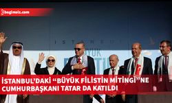 Mitinge katılan Cumhurbaşkanı Ersin Tatar da, platforma çıkarak katılımcıları selamladı