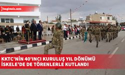 Saygı duruşu ve İstiklal Marşı’nın okunmasıyla başlayan Atatürk Anıtı önündeki tören, anıta çelenklerin sunulmasıyla son buldu