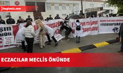 Eczacılar Meclis önünde