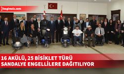 Engelli bireylere sandalye dağıtılıyor