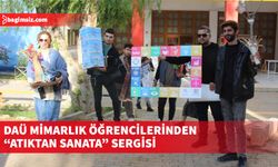 Öğrenciler, atık malzeme kullanarak ürettikleri eserleri merkezi derslikler binasının girişinde sergiledi