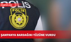 Şampanya bardağını yüzüne vurdu