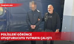 Polisleri görünce uyuşturucuyu yutmaya çalıştı