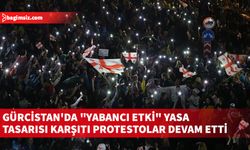 Gece saatlerinde parlamento binası önünde toplanan göstericiler, çeşitli sloganlar attı