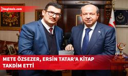 Cumhurbaşkanı Ersin Tatar'a Mete Özsezer tarafından kitap takdim edildi