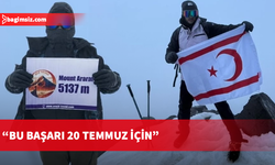 Kıbrıslı Türk iki genç Ağrı Dağı'nın zirvesinde bayrak dalgalandırdı