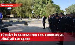 Türkiye İş Bankası çalışanları, bankanın 102. kuruluş yıl dönümünde Atatürk Anıtı'na çelenk koydu