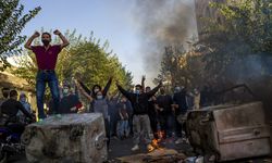 İran'da, protestocular yeniden sokak ve caddelerde