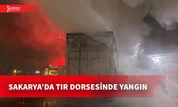 SAKARYA'DA TEKSTİL ÜRÜNLERİ TAŞIYAN TIRIN DORSESİ YANDI