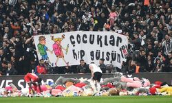 Beşiktaş-Antalyaspor maçında taraftarlardan depremzede çocuklara oyuncaklı destek!