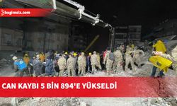 Can kaybı 5 bin 894'e yükseldi. Yaralı sayısı 34 bin 810, yıkılan bina sayısı ise 5 bin 775