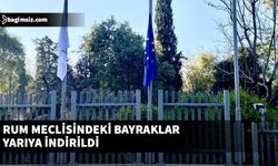 Rum Meclisindeki bayraklar, Türkiye’deki depremde hayatını kaybeden Kıbrıslı Türkler için yarıya indirildi