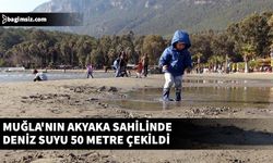 Muğla'nın Ula ilçesindeki Akyaka sahilinde deniz suyu kıyıdan yaklaşık 50 metre çekildi.