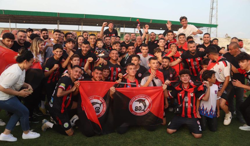 KKTC Birinci Lig Play-Off üçüncü maçında Pera Larnaka Gençler Birliği, Düzkaya’yı 4-2 mağlup ederek averajla Süper Lig’e yükselen üçüncü takım olmayı başardı.
Sezonu Play-Off’un son sırasında, 6’ncı tamamlayan Pera Larnaka Gençler Birliği, Düzkaya’nın 3 puan gerisindeydi ama rakibinin daha avantajlı göründüğü maçı kazanıp mutlu sona ulaştı.
Futbolcular, teknik heyet ve taraftarlar Süper Lig’e yükselişi coşkuyla kutladı…