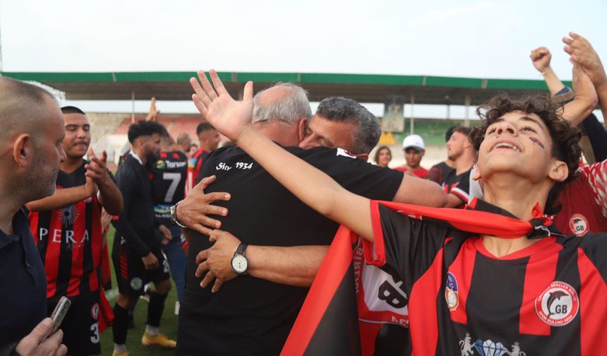 KKTC Birinci Lig Play-Off üçüncü maçında Pera Larnaka Gençler Birliği, Düzkaya’yı 4-2 mağlup ederek averajla Süper Lig’e yükselen üçüncü takım olmayı başardı.
Sezonu Play-Off’un son sırasında, 6’ncı tamamlayan Pera Larnaka Gençler Birliği, Düzkaya’nın 3 puan gerisindeydi ama rakibinin daha avantajlı göründüğü maçı kazanıp mutlu sona ulaştı.
Futbolcular, teknik heyet ve taraftarlar Süper Lig’e yükselişi coşkuyla kutladı…