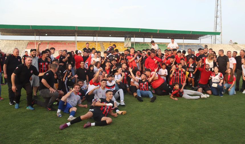 KKTC Birinci Lig Play-Off üçüncü maçında Pera Larnaka Gençler Birliği, Düzkaya’yı 4-2 mağlup ederek averajla Süper Lig’e yükselen üçüncü takım olmayı başardı.
Sezonu Play-Off’un son sırasında, 6’ncı tamamlayan Pera Larnaka Gençler Birliği, Düzkaya’nın 3 puan gerisindeydi ama rakibinin daha avantajlı göründüğü maçı kazanıp mutlu sona ulaştı.
Futbolcular, teknik heyet ve taraftarlar Süper Lig’e yükselişi coşkuyla kutladı…