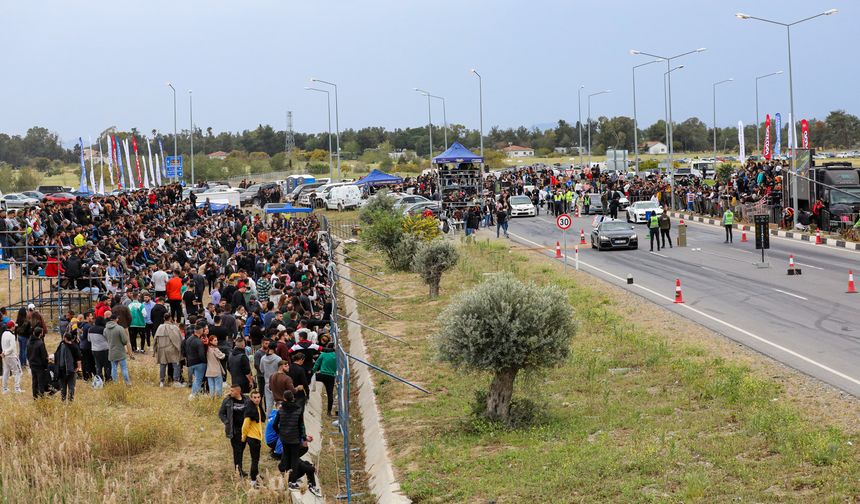 Adanın en hızlı otomobillerinin piste çıkacağı organizasyon 3-4 Haziran 2023 tarihleri arasında Akıncılar yolundaki tünelde yapılacak.
Güven Sigorta’nın şampiyona sponsorluğu ve Mobilelink Cep Shop’un yarış sponsorluğunun yanı sıra; Kuzey Kıbrıs Turkcell, Capital Radio, Hastag Performance, Değirmenlik Belediyesi, Cahit Necipoğlu Ltd., Gur Performance ve Near East Bank’ın katkılarıyla yapılacak organizasyon 3 Haziran 2023 Cumartesi günü saat 15.00’den itibaren yapılacak sıralamalarla başlayacak. Heyecanın dozu ise 4 Haziran 2023 Pazar günü saat 11.00’den itibaren başlayacak olan ikili eşleşmelerle artacak.
