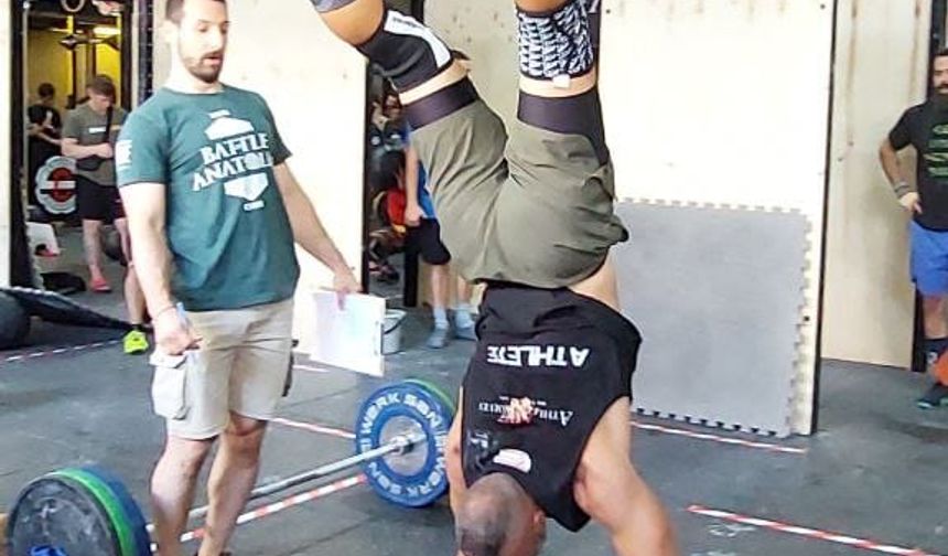 <p>22-23 Temmuz tarihleri arasında, Erhan Aydil önderliğinde, Crossfit Back Street organizatörlüğünde düzenlenen yarışmada, ülkemizde faaliyet gösteren Athletic Wolves, Crowstown Fitness, Ness Warriors ve CrossXtreme salonlarından çeşitli kategorilerde birçok atletimiz ter döktü.</p>
<p><strong>Heyecanlı sahneler yaşandı</strong></p>
<p>27 atletimizin katıldığı ve organizasyon boyunca Youtube’dan canlı yayın yapılan, kıran kırana geçen Battle Of Anatoli, çok heyecanlı mücadelelere ev sahipliği yaptı. 9 farklı kategorinin 4’ünde atletlerimiz podyuma çıkmaya hak kazandı.</p>
<p>Elite Man-Woman kategori birincileri<br />
Fikri Köroğlu-Tebaa Büyükdemir<br />
Master Man-Man kategori birincileri<br />
Hüseyin Kubilay-Kürşad Şentürk<br />
Scaled Man-Woman birincileri<br />
Volkan Aslantaş-Sinem Becan<br />
Beginner Man-Woman kategori üçüncüleri<br />
Salih Kemaneciler-Teslime Kemaneciler<br />
</p>