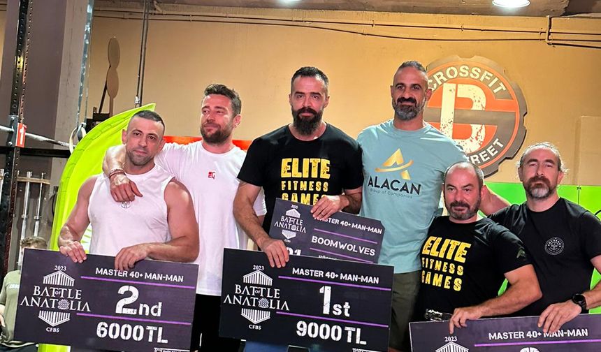 <p>22-23 Temmuz tarihleri arasında, Erhan Aydil önderliğinde, Crossfit Back Street organizatörlüğünde düzenlenen yarışmada, ülkemizde faaliyet gösteren Athletic Wolves, Crowstown Fitness, Ness Warriors ve CrossXtreme salonlarından çeşitli kategorilerde birçok atletimiz ter döktü.</p>
<p><strong>Heyecanlı sahneler yaşandı</strong></p>
<p>27 atletimizin katıldığı ve organizasyon boyunca Youtube’dan canlı yayın yapılan, kıran kırana geçen Battle Of Anatoli, çok heyecanlı mücadelelere ev sahipliği yaptı. 9 farklı kategorinin 4’ünde atletlerimiz podyuma çıkmaya hak kazandı.</p>
<p>Elite Man-Woman kategori birincileri<br />
Fikri Köroğlu-Tebaa Büyükdemir<br />
Master Man-Man kategori birincileri<br />
Hüseyin Kubilay-Kürşad Şentürk<br />
Scaled Man-Woman birincileri<br />
Volkan Aslantaş-Sinem Becan<br />
Beginner Man-Woman kategori üçüncüleri<br />
Salih Kemaneciler-Teslime Kemaneciler<br />
</p>
