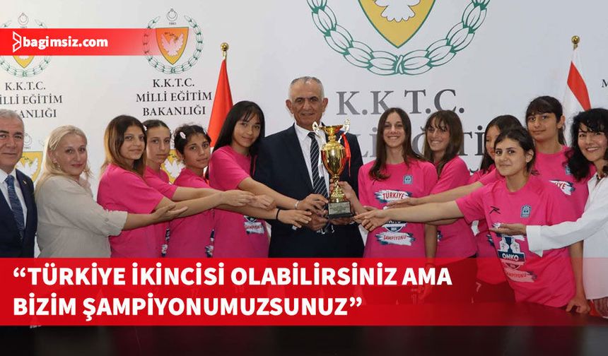 Çavuşoğlu, ONKO Yıldız Kız Hentbol Takımı’nı kabul etti
